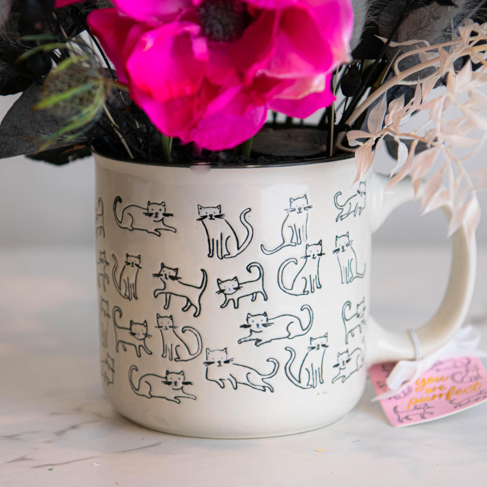 PET-115-MEOW & BLOOM-Dried Flower Centerpiece