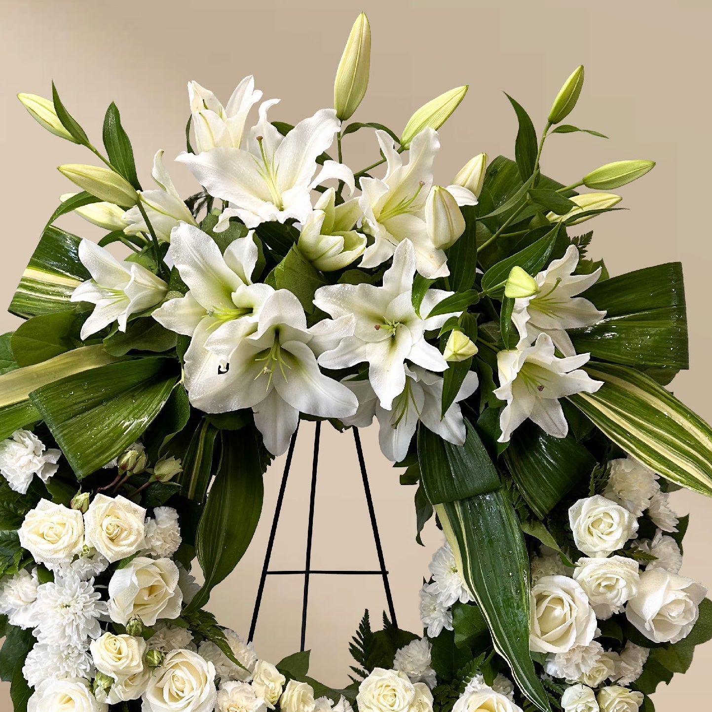WW-338-APATE-Funeral-Round-Wreath-Spray