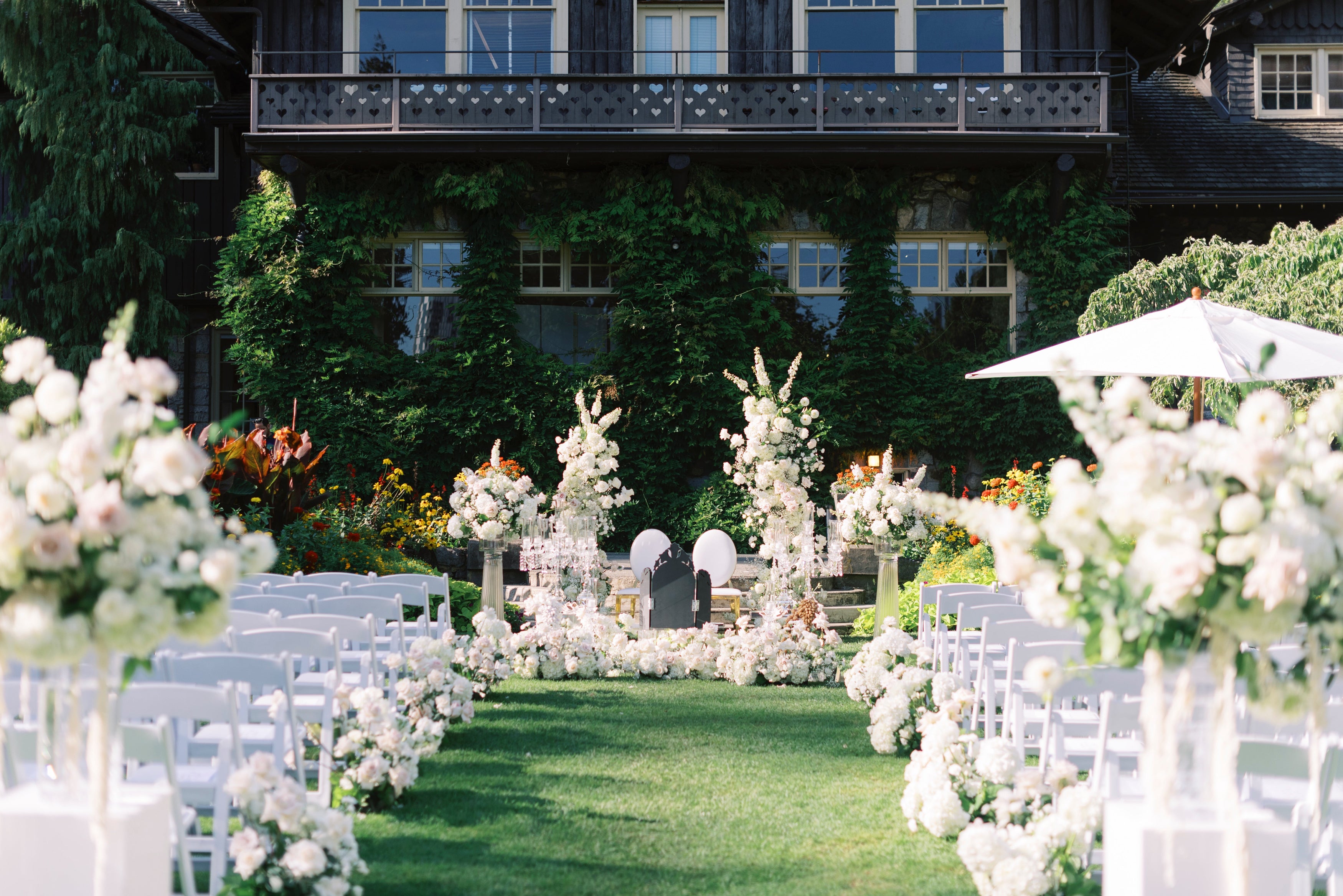 
Persian wedding ceremony at Stanley Park featuring a traditional Sofreh Aghd surrounded by elegant white floral arrangements.
