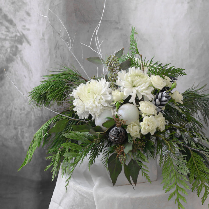 XMAS-1331 WHITE CHRISTMAS CENTERPIECE Petalino Flower Bar & Events